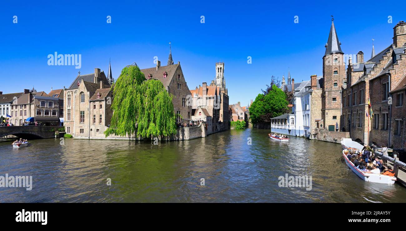 Berühmter Kanal von Rozenhoedkaai und der Belfried im Hintergrund, Brügge, Belgien Stockfoto