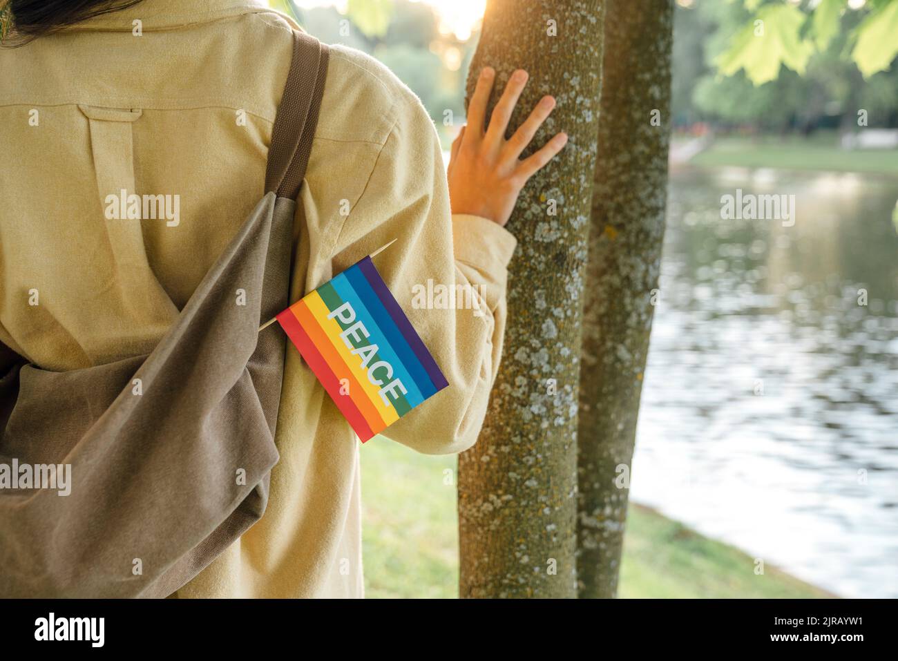 Frau mit Friedensfahne, die an der Tasche hängt Stockfoto