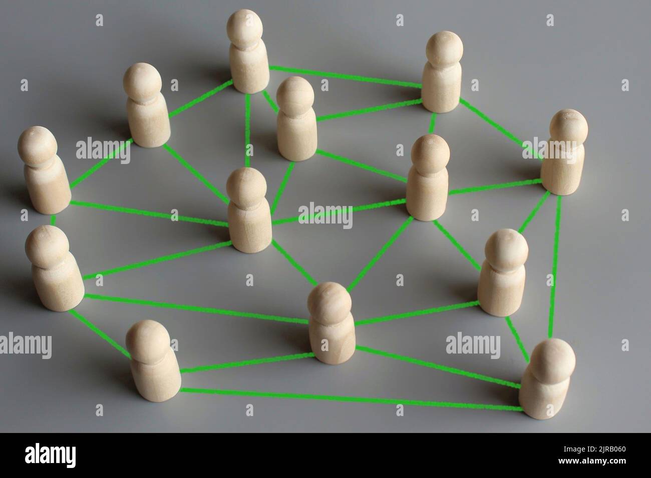 Menschen, die durch Leitungen verbunden sind. Gesellschaft, Zusammenarbeit und Zusammenarbeit, Nachrichten und Klatsch verbreiten Konzept. Stockfoto