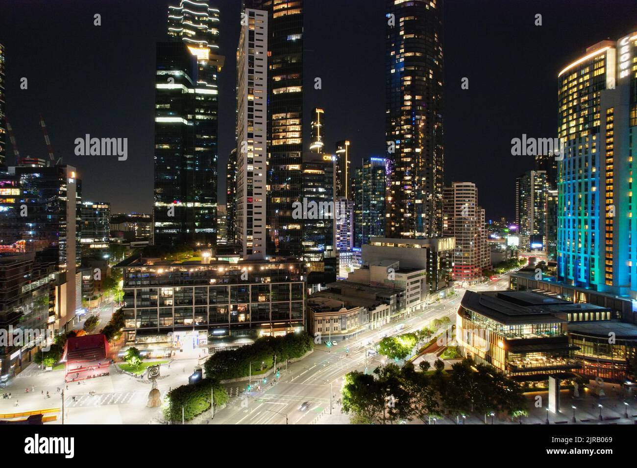 Nachtansicht des Crown Melbourne Casinos und des Resorts mit anderen Gebäuden Stockfoto