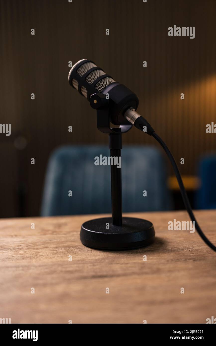 Mikrofon auf dem Schreibtisch im Aufnahmestudio Stockfoto