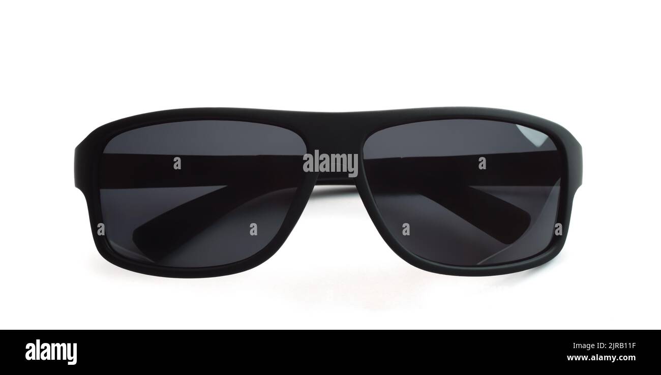 Vorderansicht der gefalteten schwarzen klassischen polaren Sonnenbrille isoliert auf weiß Stockfoto