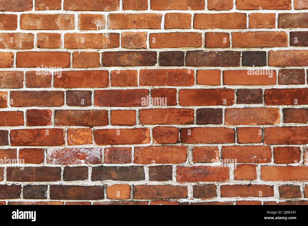 Vorderansicht der alten schmutzigen roten Ziegelwand Stockfoto