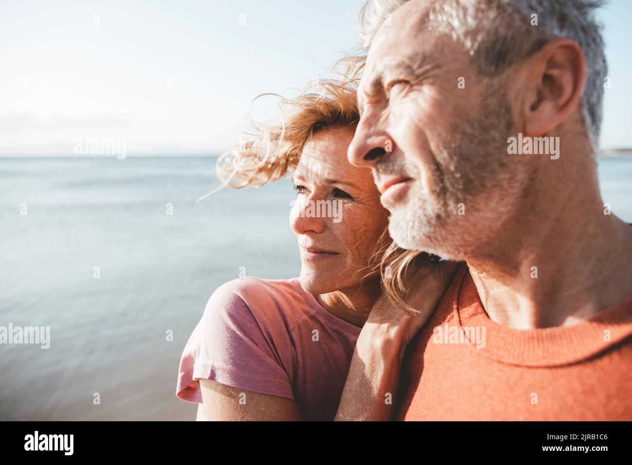 Reifer Mann und Frau verbringen Zeit im Urlaub am Strand Stockfoto