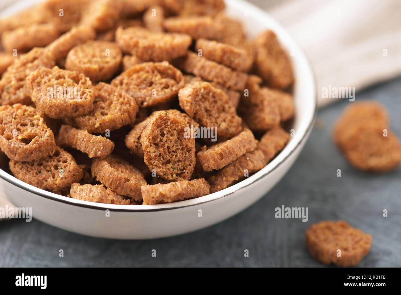 Nahaufnahme von gebackenen Roggencroutons auf einer Keramikschale Stockfoto