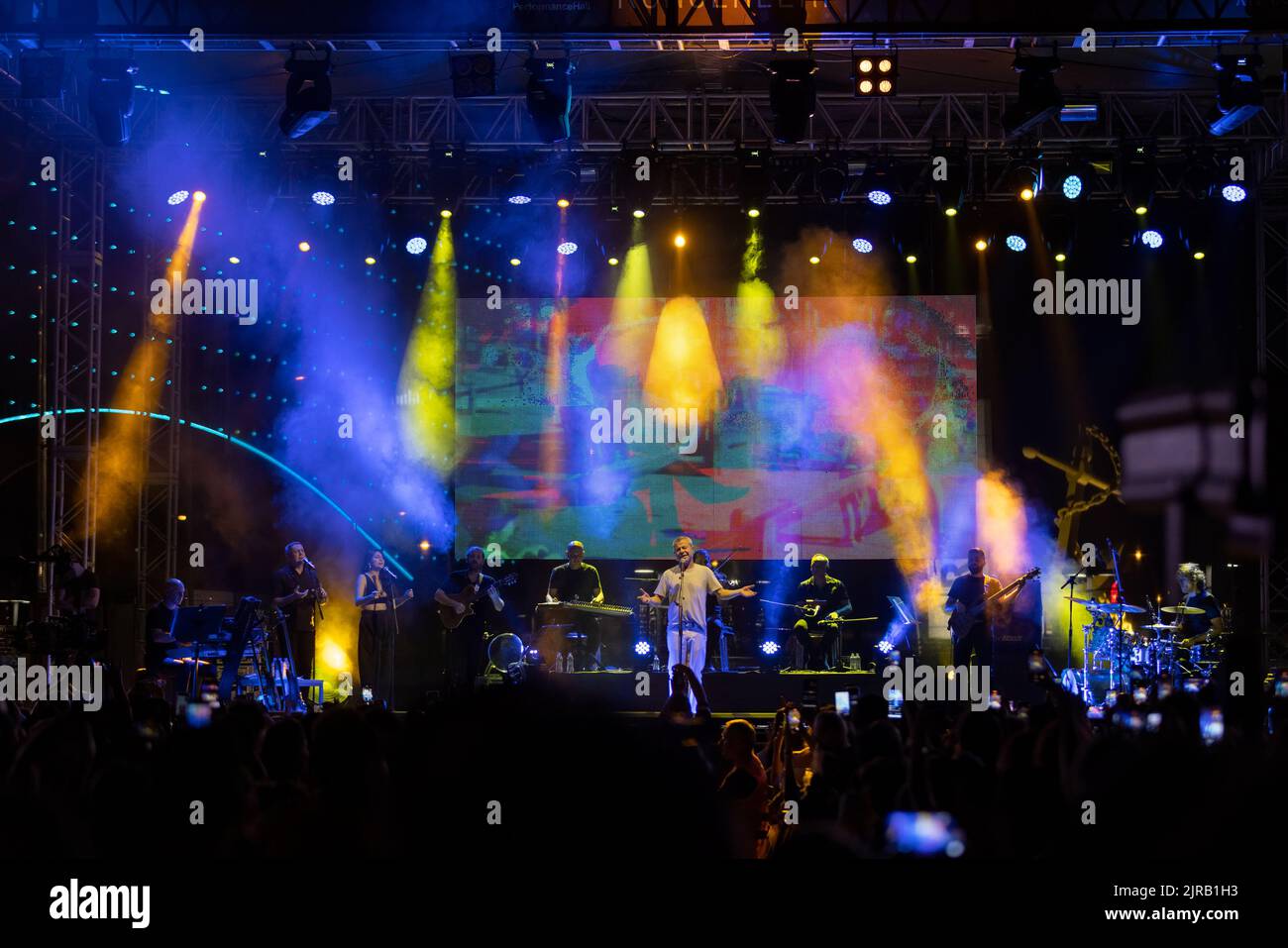 Ankara, Türkei - 20. August 2022: Die türkische Popmusiksängerin Levent Yuksel spielt Live-Musik auf der Bühne im Armada-Einkaufszentrum in Ankara, Türkei. Stockfoto