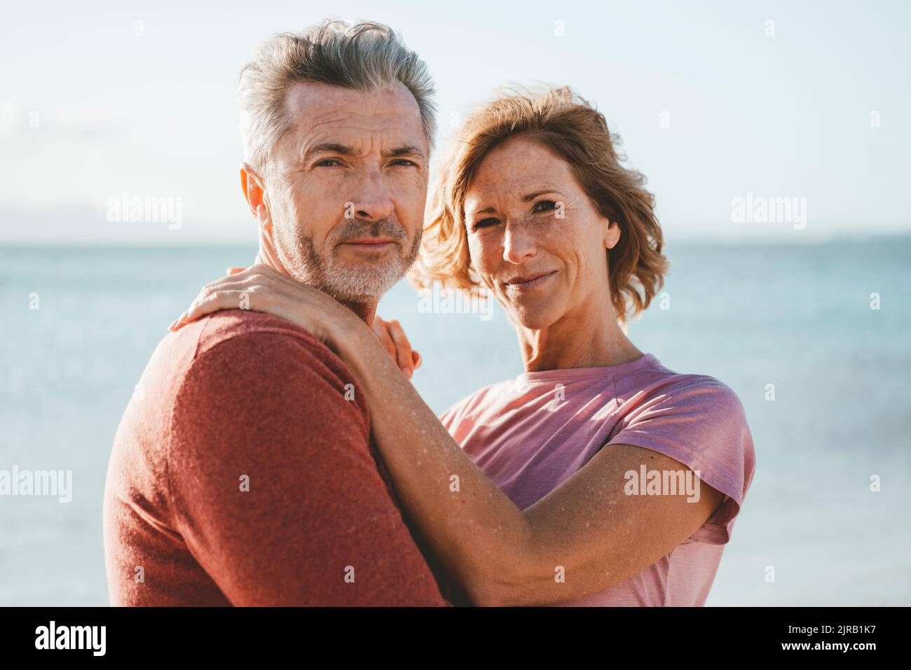 Glückliches reifes Paar im Urlaub am Strand Stockfoto