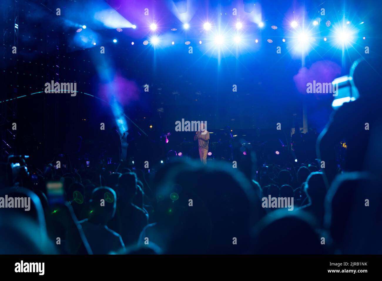 Ankara, Türkei - 20. August 2022: Die türkische Popmusiksängerin Levent Yuksel spielt Live-Musik auf der Bühne im Armada-Einkaufszentrum in Ankara, Türkei. Stockfoto