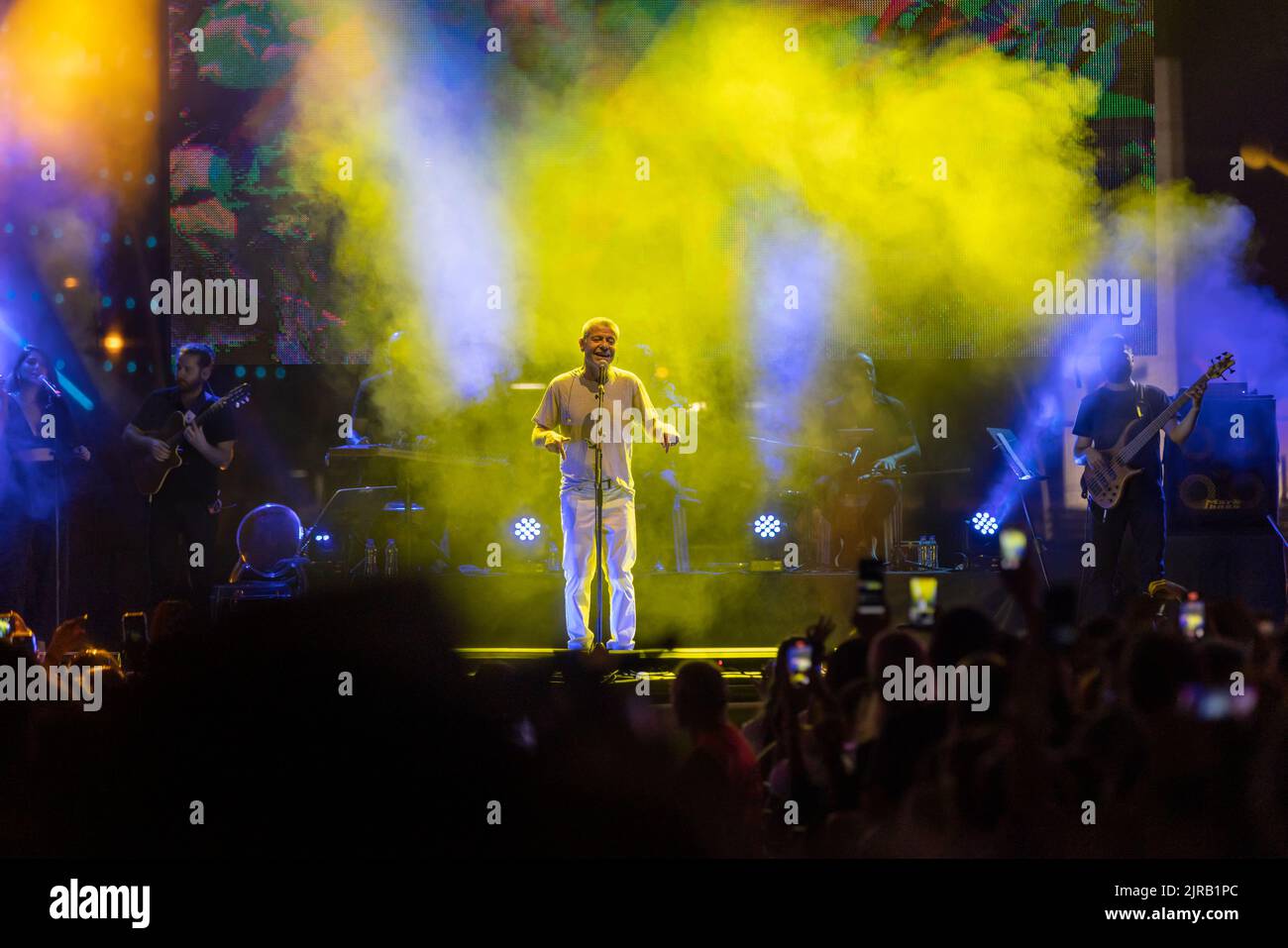 Ankara, Türkei - 20. August 2022: Die türkische Popmusiksängerin Levent Yuksel spielt Live-Musik auf der Bühne im Armada-Einkaufszentrum in Ankara, Türkei. Stockfoto