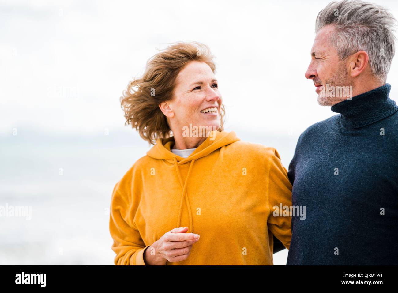 Glückliche reife Frau mit Mann verbringen Zeit zusammen im Urlaub Stockfoto
