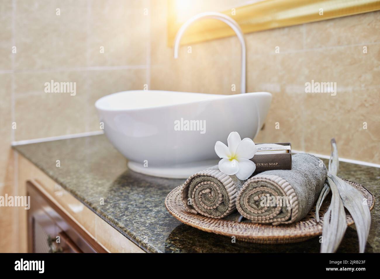 Frische Handtücher und Seifenstücke mit Frangipani-Blume im Badezimmer Stockfoto
