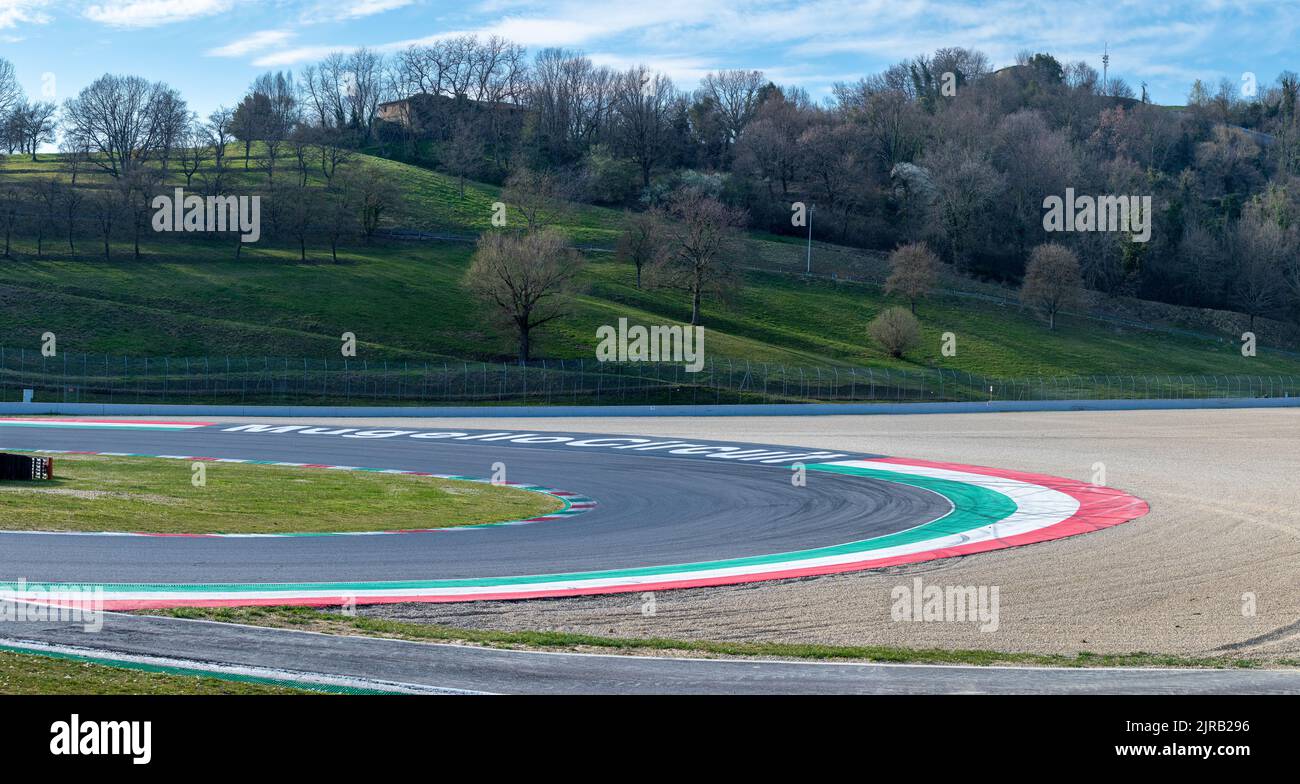 Mugello Motorsportstrecke Asphalt Rennstrecke drehen mit Bordsteine leer. Mugello, Italien, märz 25 2022. 24-Stunden-Serie Stockfoto