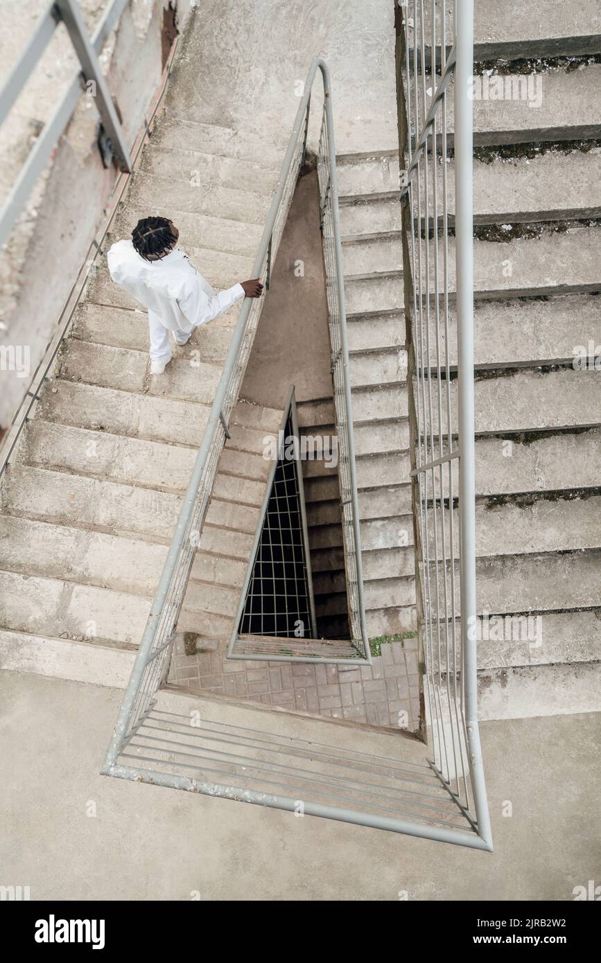 Mann, der sich auf der Treppe nach unten bewegte Stockfoto