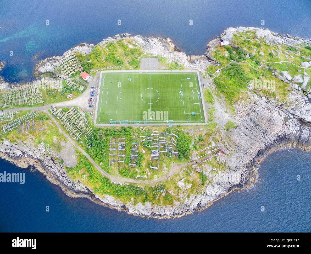 Henningsvaer - Fischerdorf in Lofoten, Norwegen, berühmt für seinen wunderschön gelegenen Fußballplatz Stockfoto