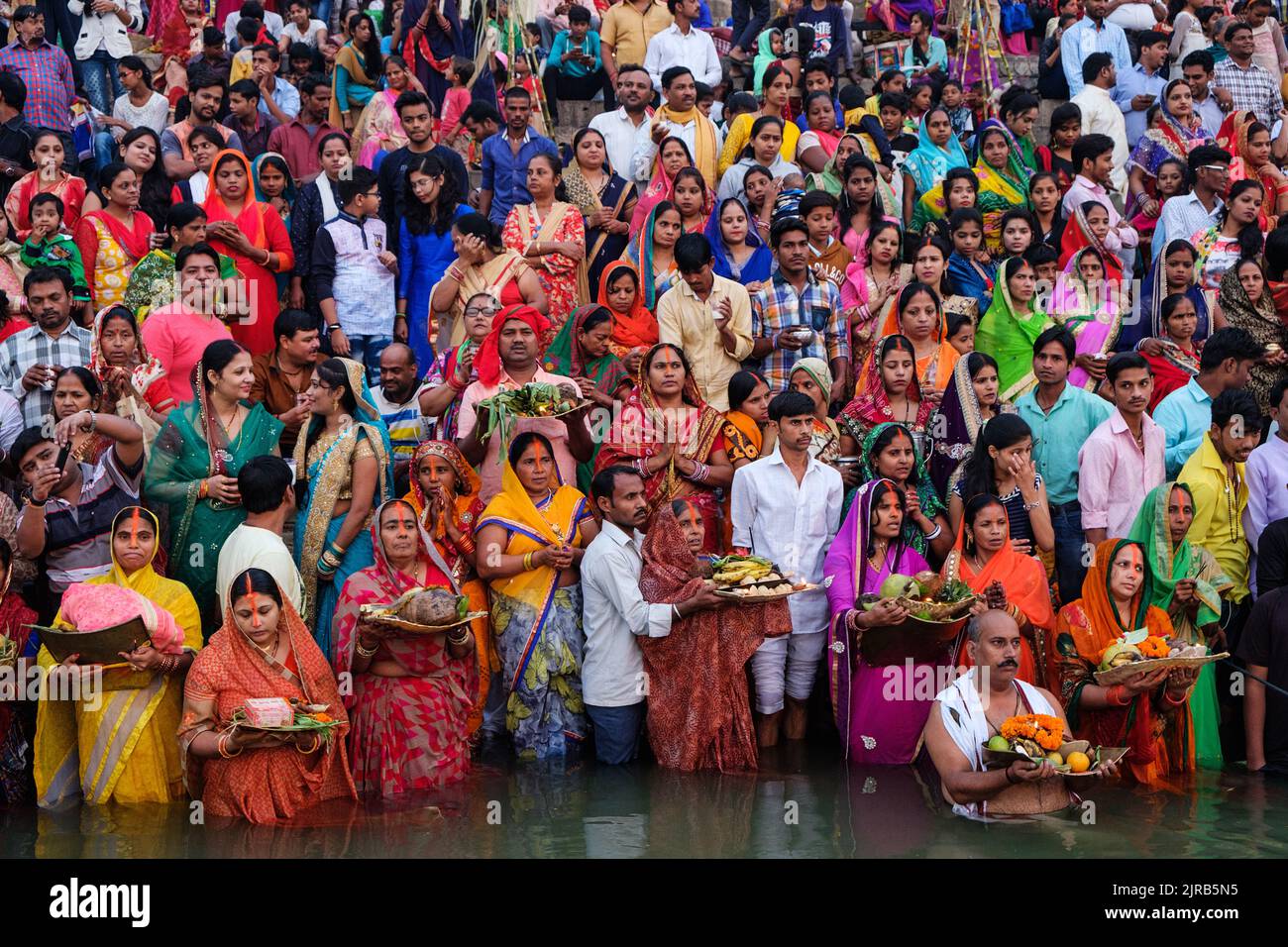Chhath Puja Feier auf einem der Ganges Fluss Ghats in Varanasi, Indien. Stockfoto