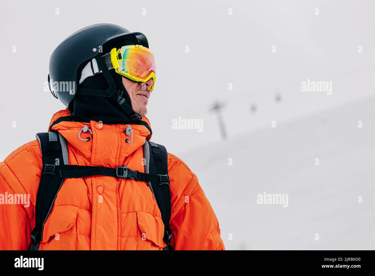 Skifahrer mit Skibrille und Helm Stockfoto