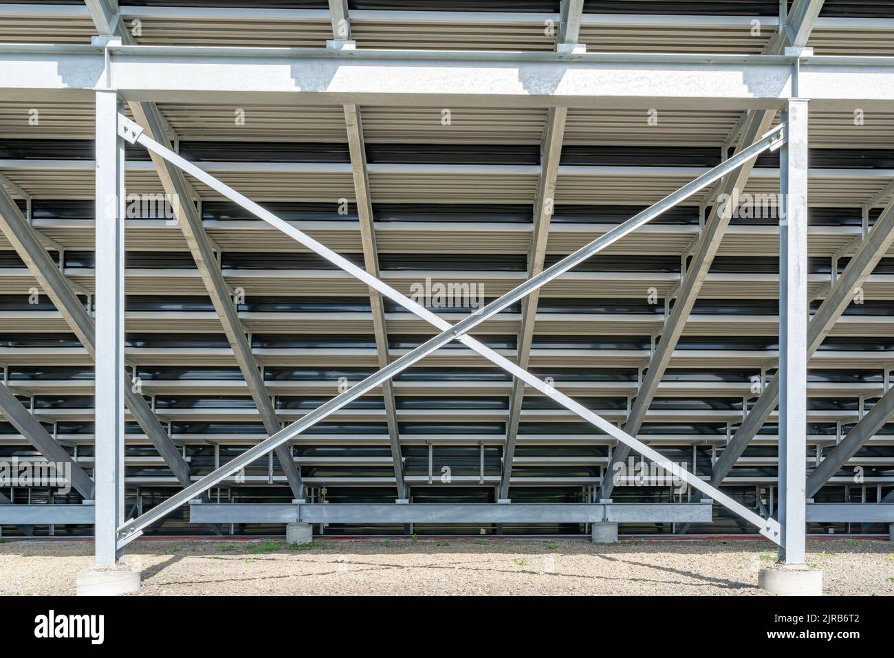 Gerade aus der Sicht der Tribüne unter dem Stadion, stehlen die Tribüne mit X-Querstange, mit Steinoberfläche. Stockfoto