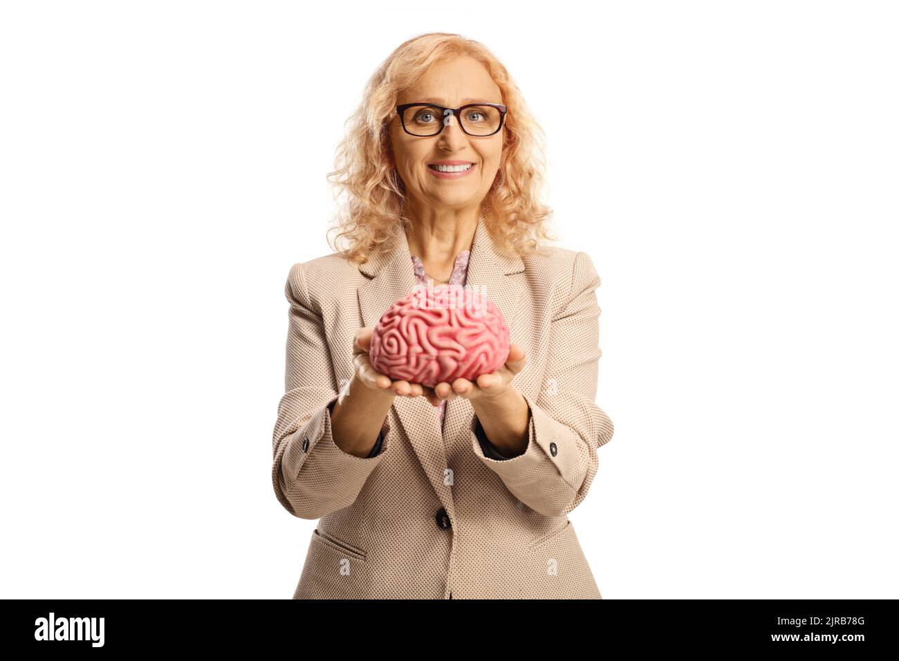 Frau, die ein menschliches Gehirn in den Händen hält und isoliert auf weißem Hintergrund lächelt Stockfoto