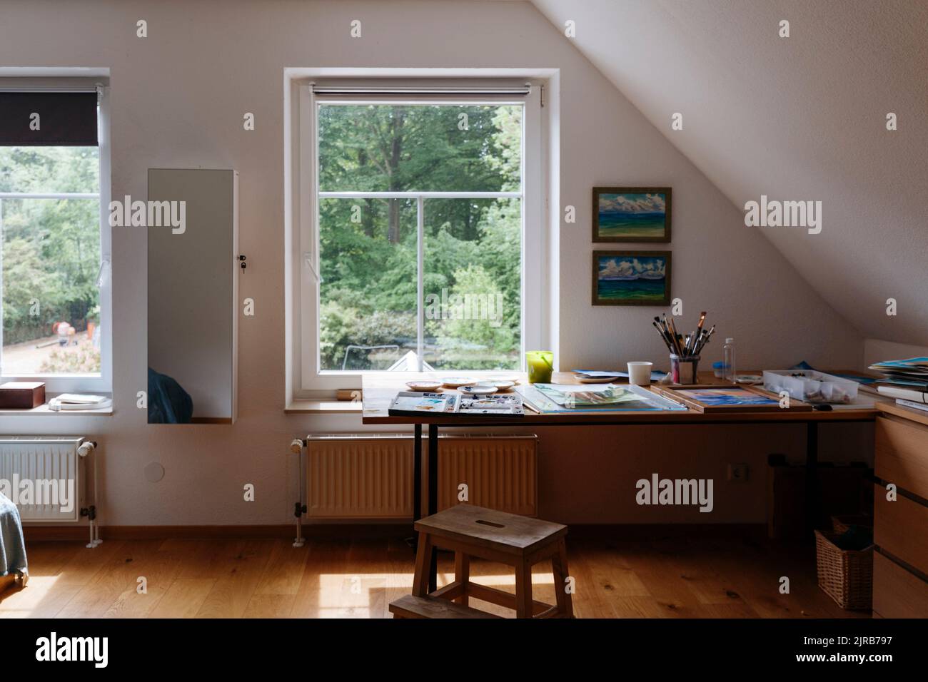 Bilder auf dem Tisch vor dem Fenster zu Hause Stockfoto
