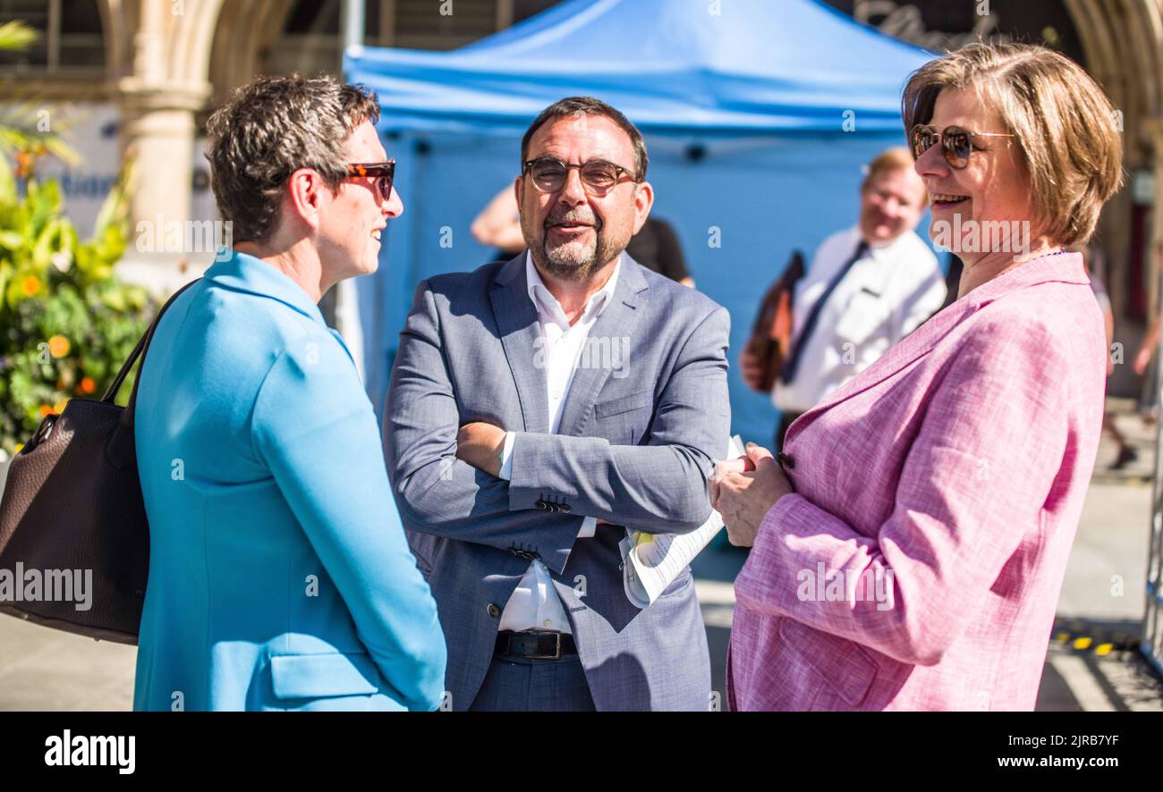 München, Bayern, Deutschland. 23. August 2022. Unter dem Motto „Na sicher“ startete der bayerische Gesundheitsminister Klaus Holetschek die neue Kommunikationskampagne „Coronavirus/Covid-19“. Durch diese Kampagne informiert das Ministerium über den kommenden Herbst und Winter sowie über die Auffrischungsimpfung durch Coronaviren. Neben Ministerin Holetschek traten Beatrix Zurek vom Gesundheitsamt der Stadt München sowie die berühmte Virologe Professorin Ulrike Protzer von der TU München auf. (Bild: © Sachelle Babbar/ZUMA Press Wire) Stockfoto