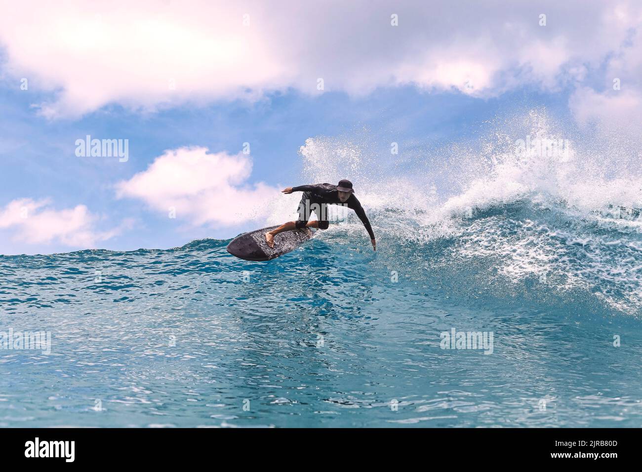 Mann mit Surfen im Meer im Urlaub Stockfoto