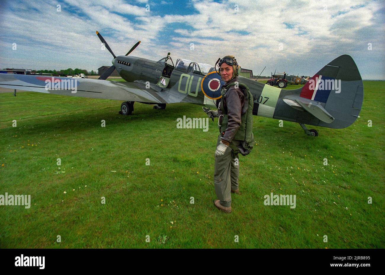 Carolyn Grace, Spitfire-Pilotin. Carolyn Grace mit ihrem SPITFIRE ML 407 auf dem Duxford Airfield, Cambridgeshire, Großbritannien. COPYRIGHT-FOTO VON BRIAN HARRIS © 2001 07808-579804 Stockfoto