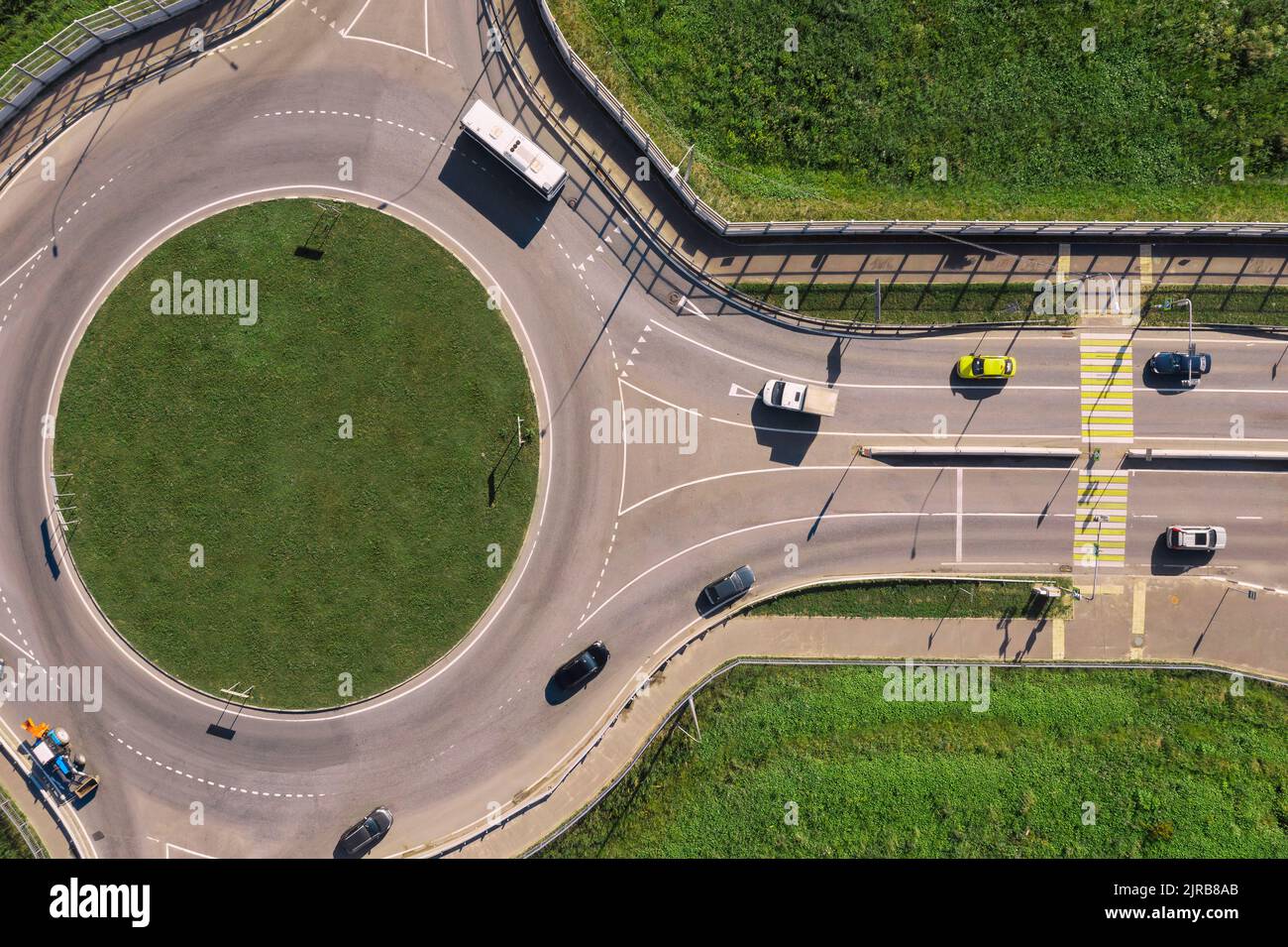 Luftaufnahme des Verkehrskreises inmitten von Gras an sonnigen Tagen Stockfoto