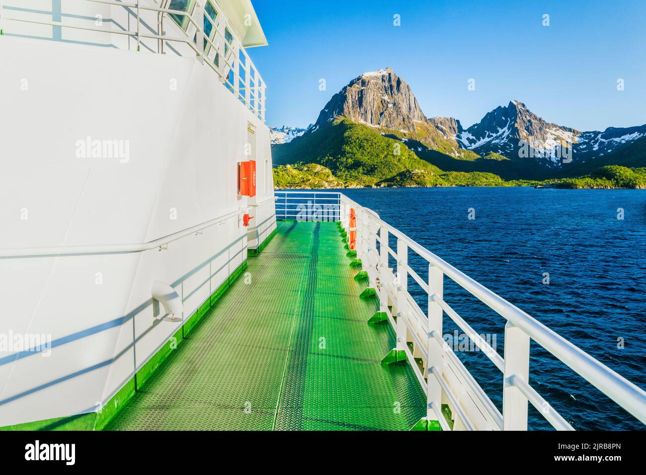 Norwegen, Nordland, Küste der Insel Austvagoy von der Fähre aus gesehen Stockfoto