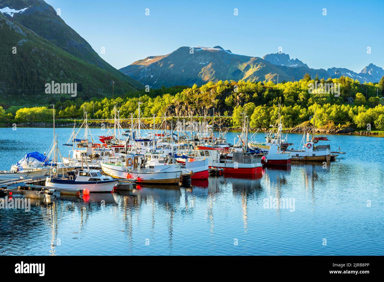 Norwegen, Nordland, Hafen am Ufer des Austnesfjords Stockfoto