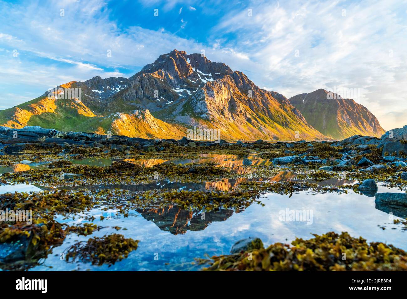 Norwegen, Nordland, Küste der Insel Vestvagoya mit Bergen im Hintergrund Stockfoto