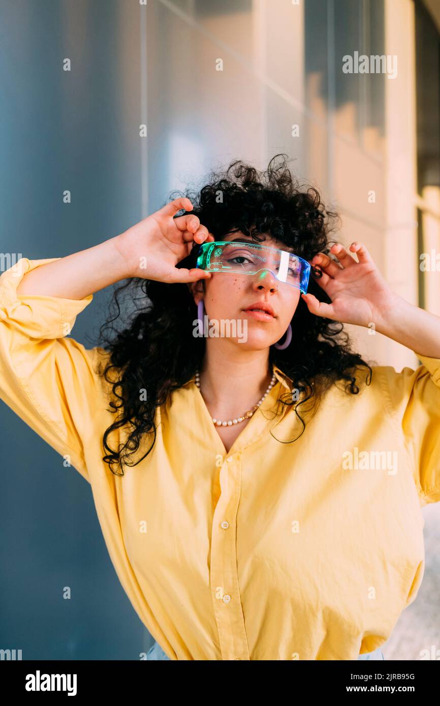 Junge Frau, die Cyber-Brille anpasst Stockfoto