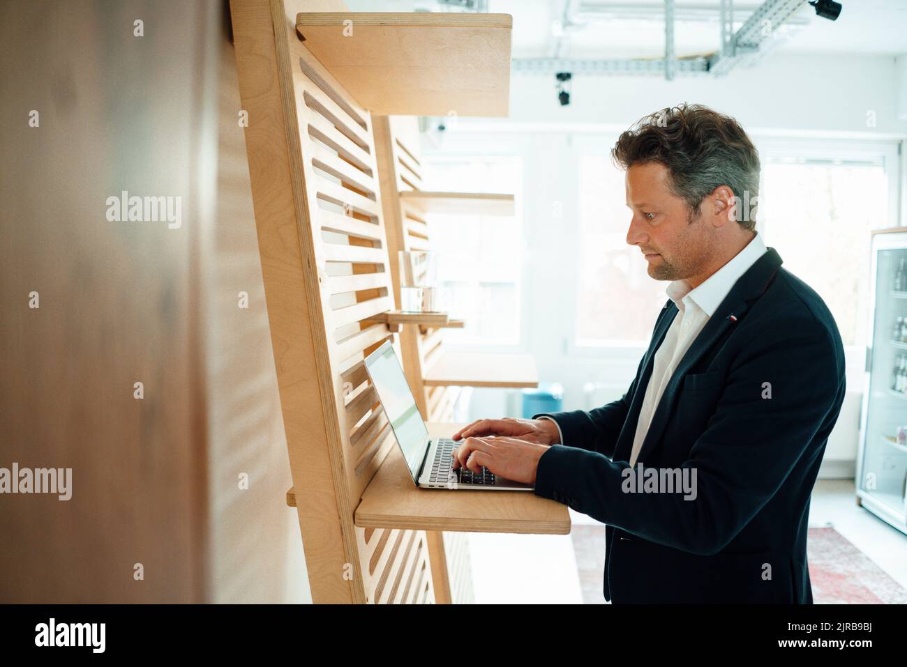 Geschäftsmann mit Laptop im Büro arbeiten Stockfoto