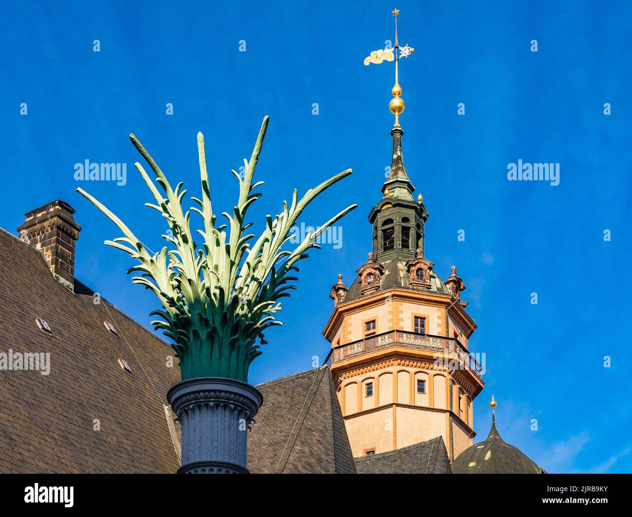 Deutschland, Sachsen, Leipzig, Nikolaisaule-Säule mit Turm der Nikolaikirche im Hintergrund Stockfoto