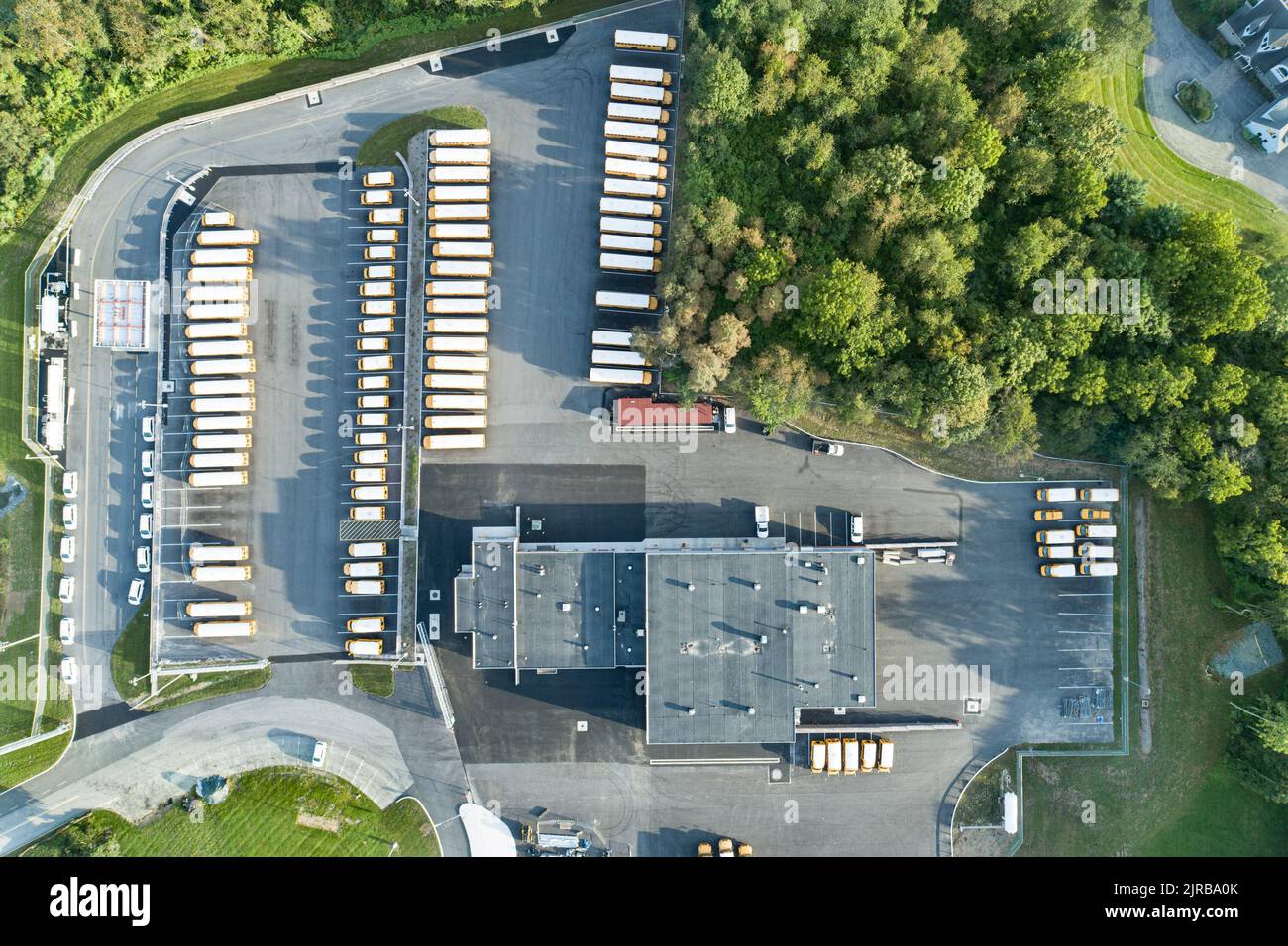 Luftaufnahme einer typischen, unscheinbaren Bugarage im Schulbezirk ohne Menschen. Stockfoto