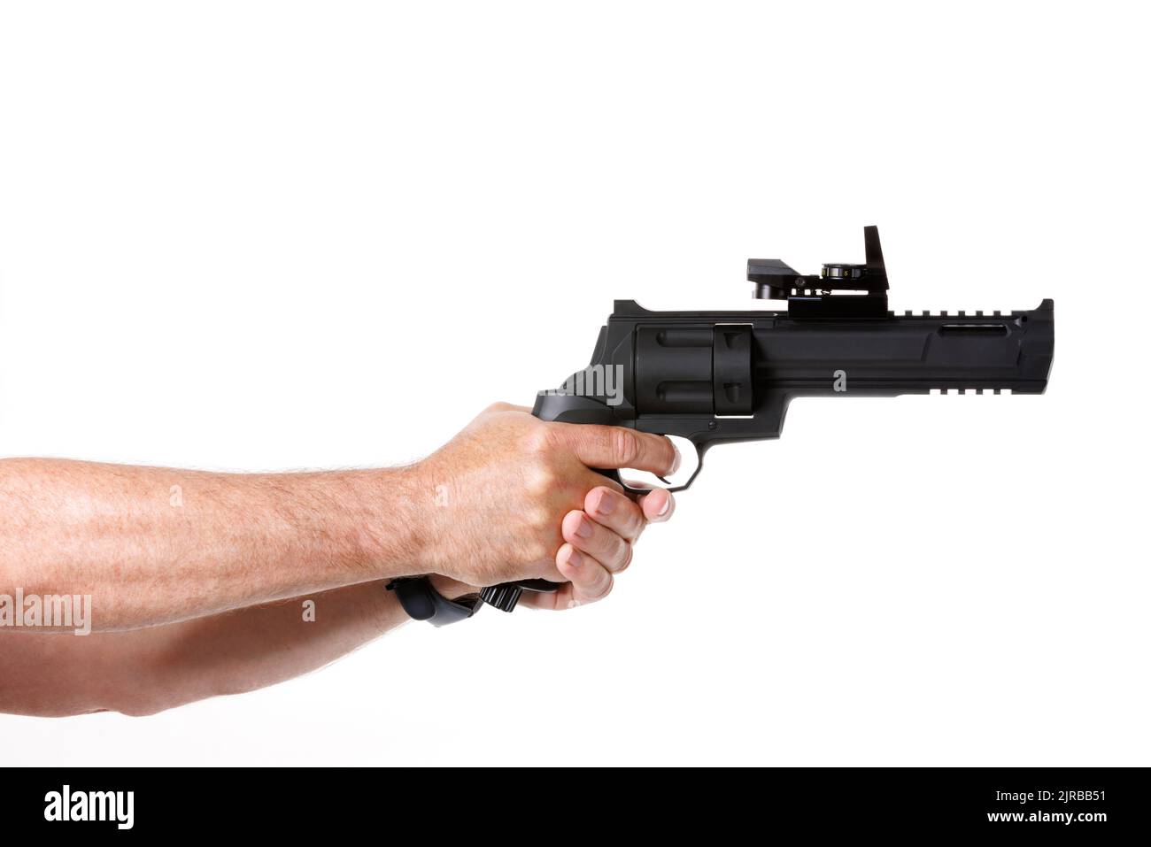 Hände von Mann halten Waffe vor weißem Hintergrund Stockfoto