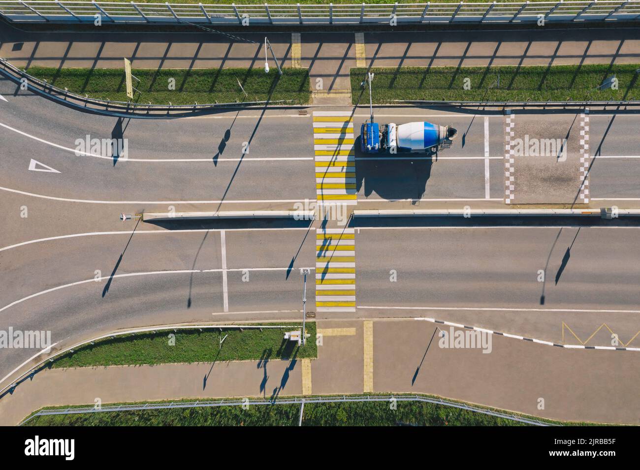 Russland, Luftaufnahme eines Zementwagens vor dem leeren Zebrastreifen Stockfoto