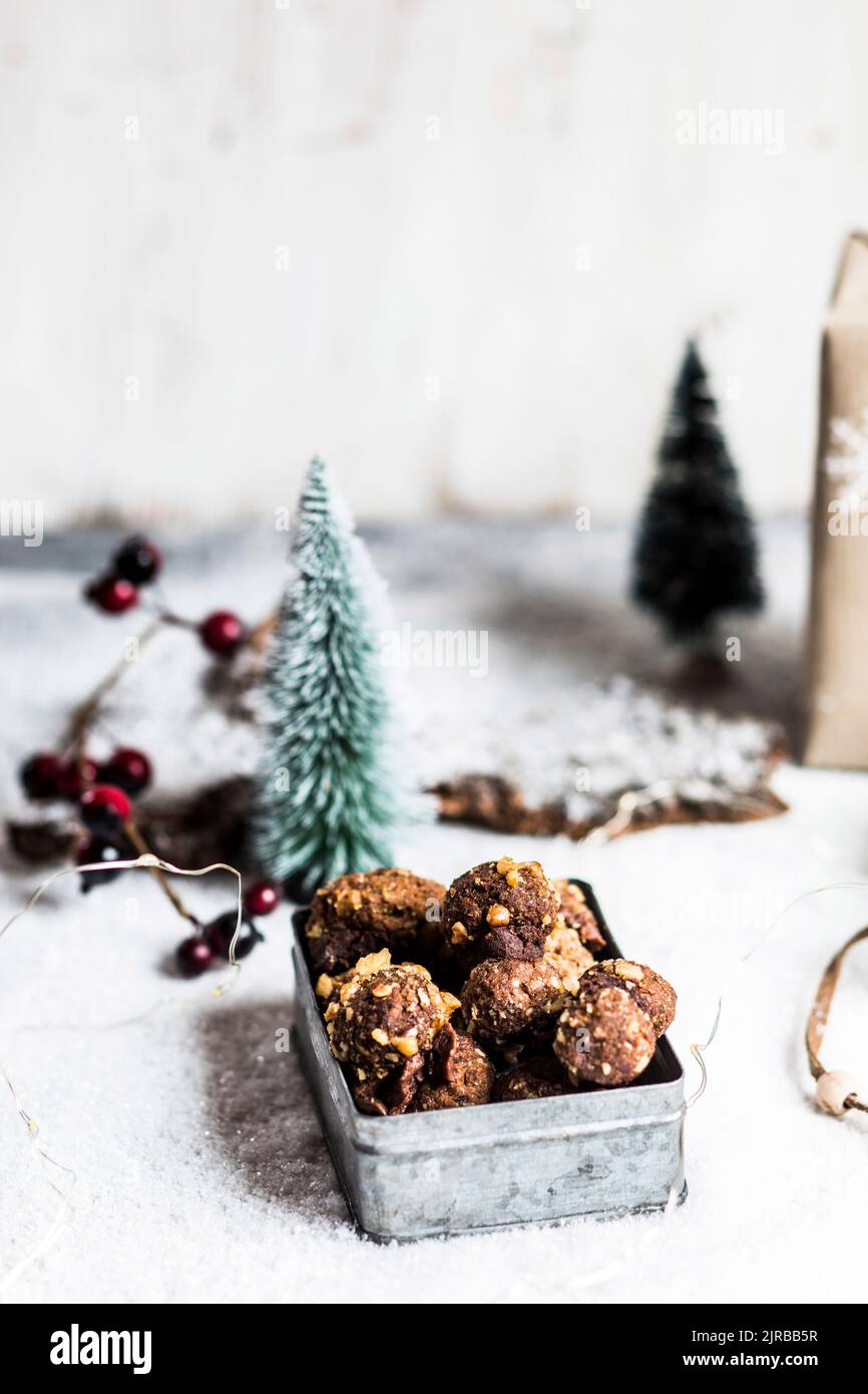 Schachtel mit Walnusskeksen mit Haselnussaufstrich-Füllung Stockfoto