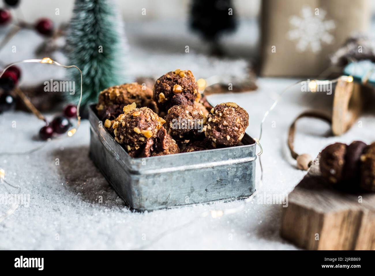 Schachtel mit Walnusskeksen mit Haselnussaufstrich-Füllung Stockfoto