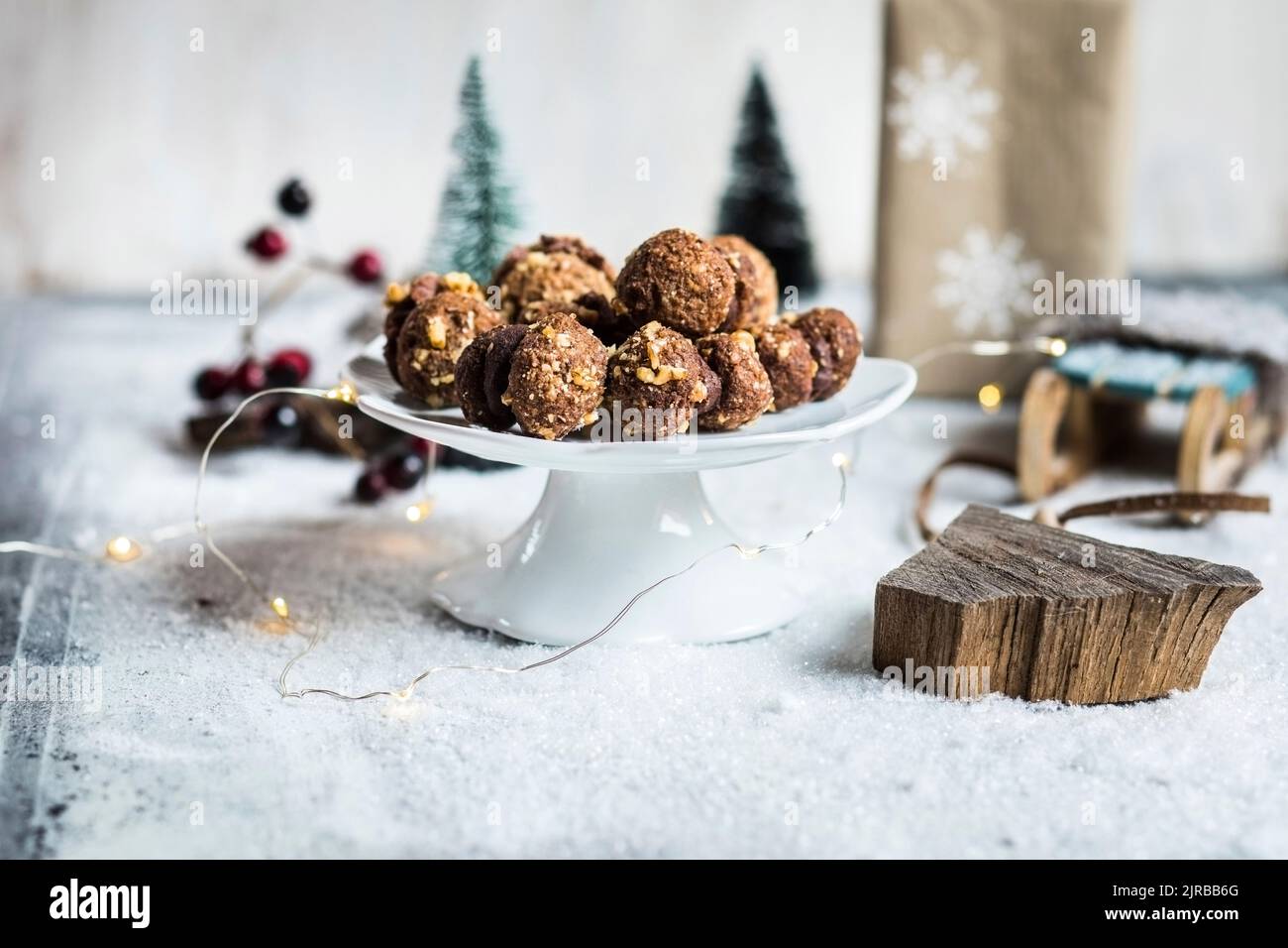 Cakestand mit runden Walnusskeksen Stockfoto