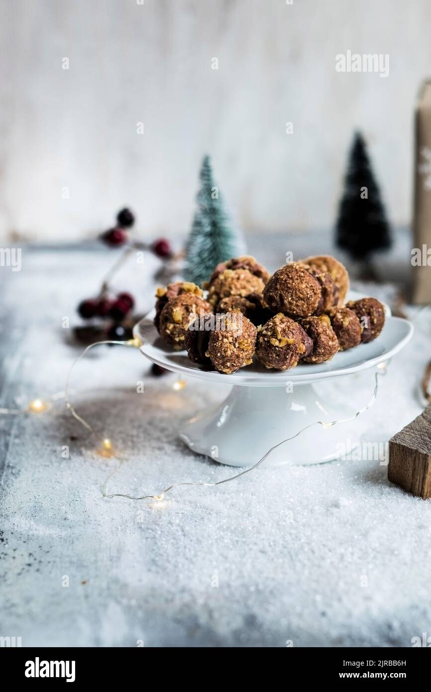 Cakestand mit runden Walnusskeksen Stockfoto