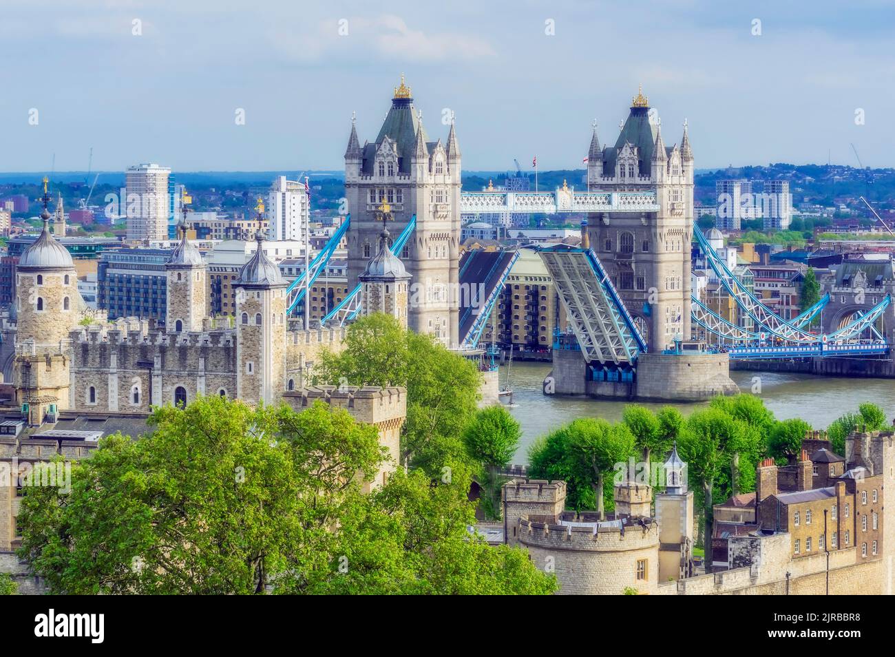 Großbritannien, England, London, Tower Bridge und umliegende Gebäude Stockfoto