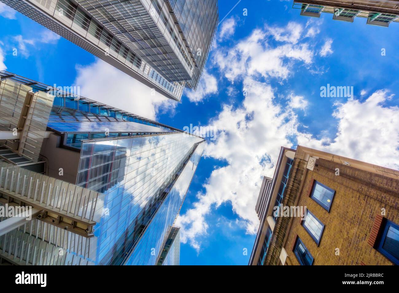 Großbritannien, England, London, Wolken über hohen Wolkenkratzern Stockfoto