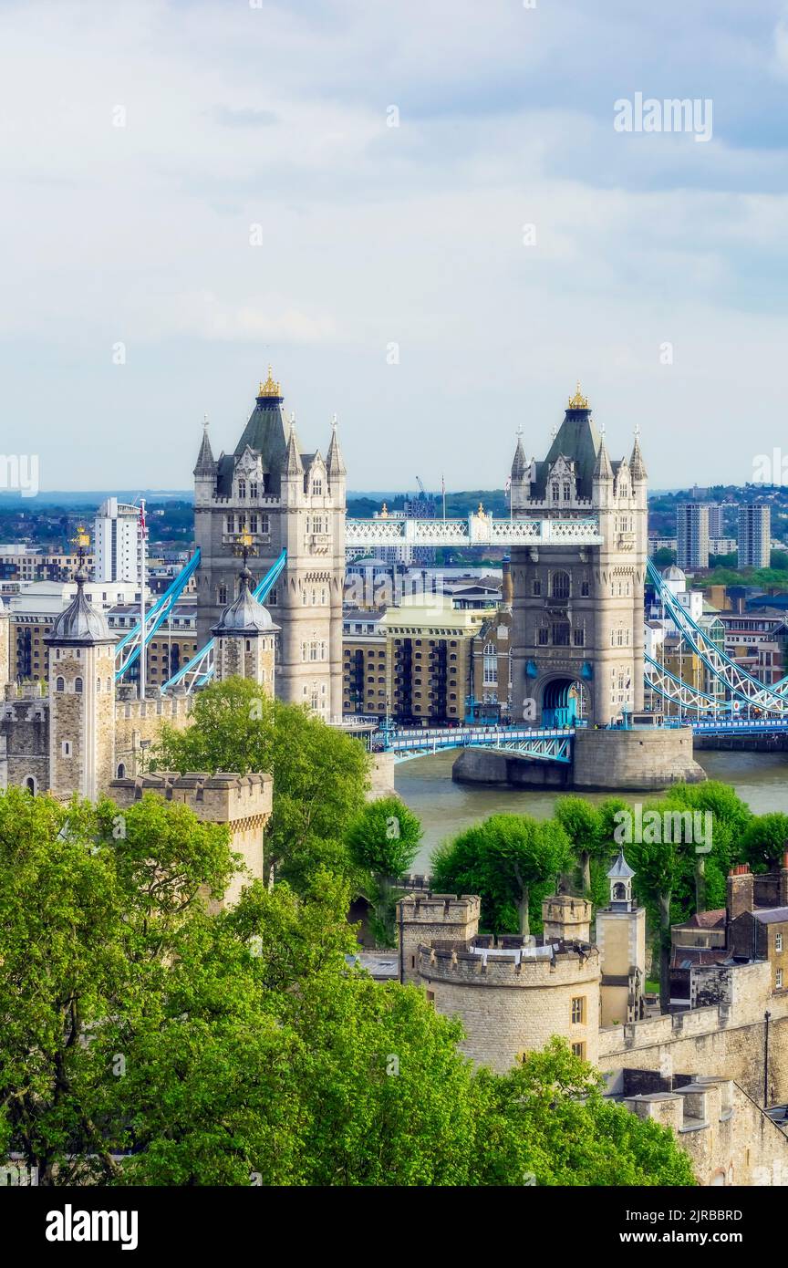 Großbritannien, England, London, Tower Bridge und umliegende Gebäude Stockfoto