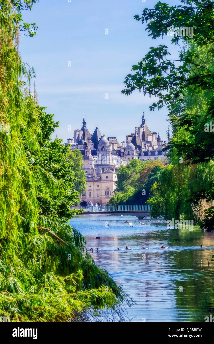 Großbritannien, England, London, Öffentlicher Park Fluss im Sommer Stockfoto