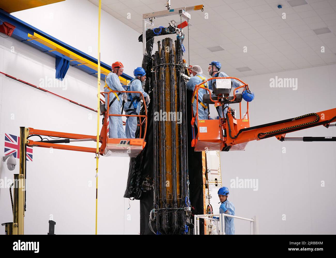 Mitarbeiter arbeiten am Biomasse-Satelliten im Airbus-Werk in Stevenage, Hertfordshire. Ein in Großbritannien erbauter Satellit wird die Biomasse der Erde messen, um zum Schutz der Wälder des Planeten beizutragen und den Kohlenstoff, den sie enthalten, genauer zu messen. Die Mission wird im Wesentlichen einen Scan der Lungen der Erde machen, durch Waldvordächer eindringen und ein Bild von ihnen aus dem Jahr 3D erstellen. Bilddatum: Montag, 22. August 2022. Stockfoto