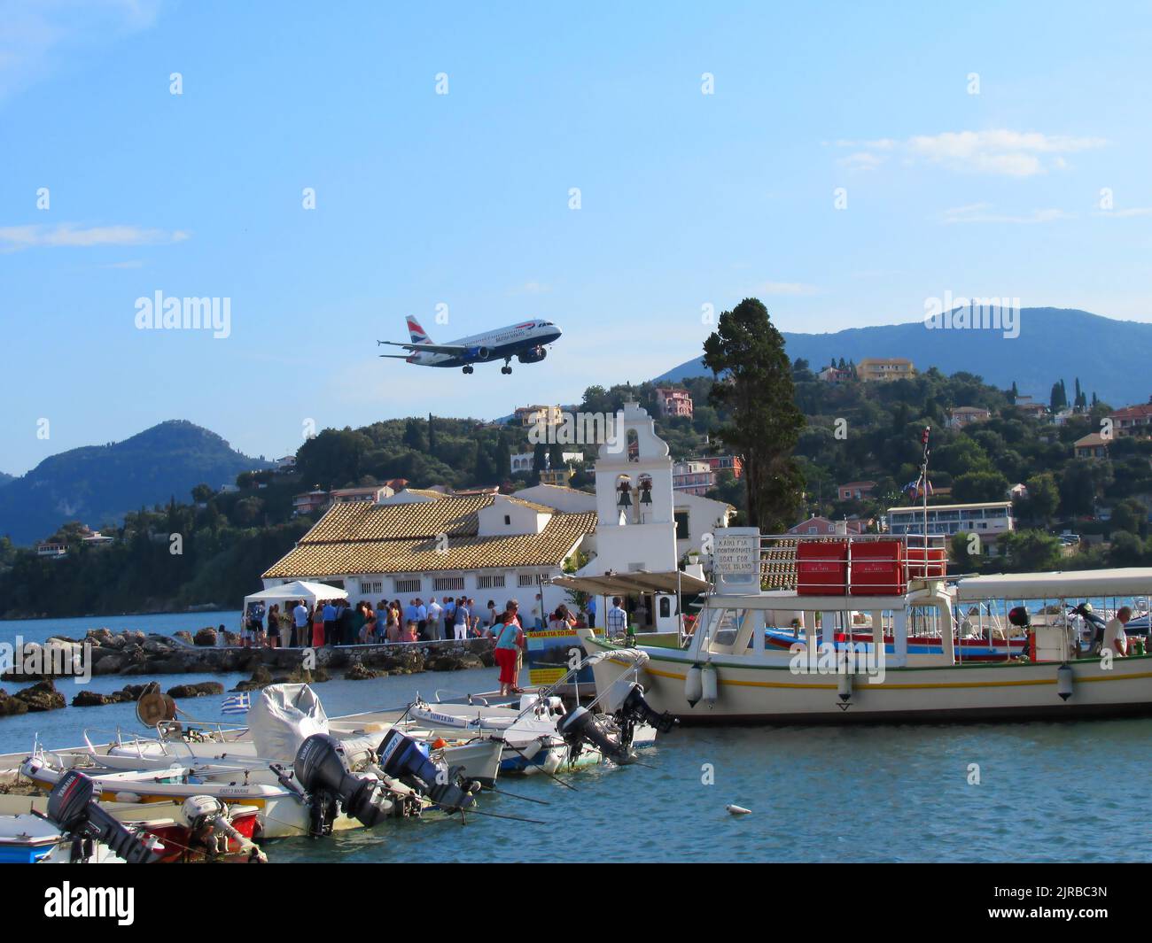 Die Start- und Landebahn des Flughafens ist von Wasser umgeben, was Korfu zu einem der am dramatischsten gelegenen Flughäfen Europas für die Flugbeobachtung macht. Stockfoto