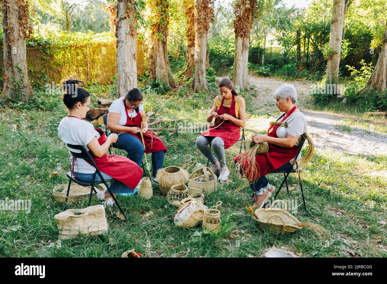 Handwerker arbeiten mit Esparto Gras im Garten Stockfoto