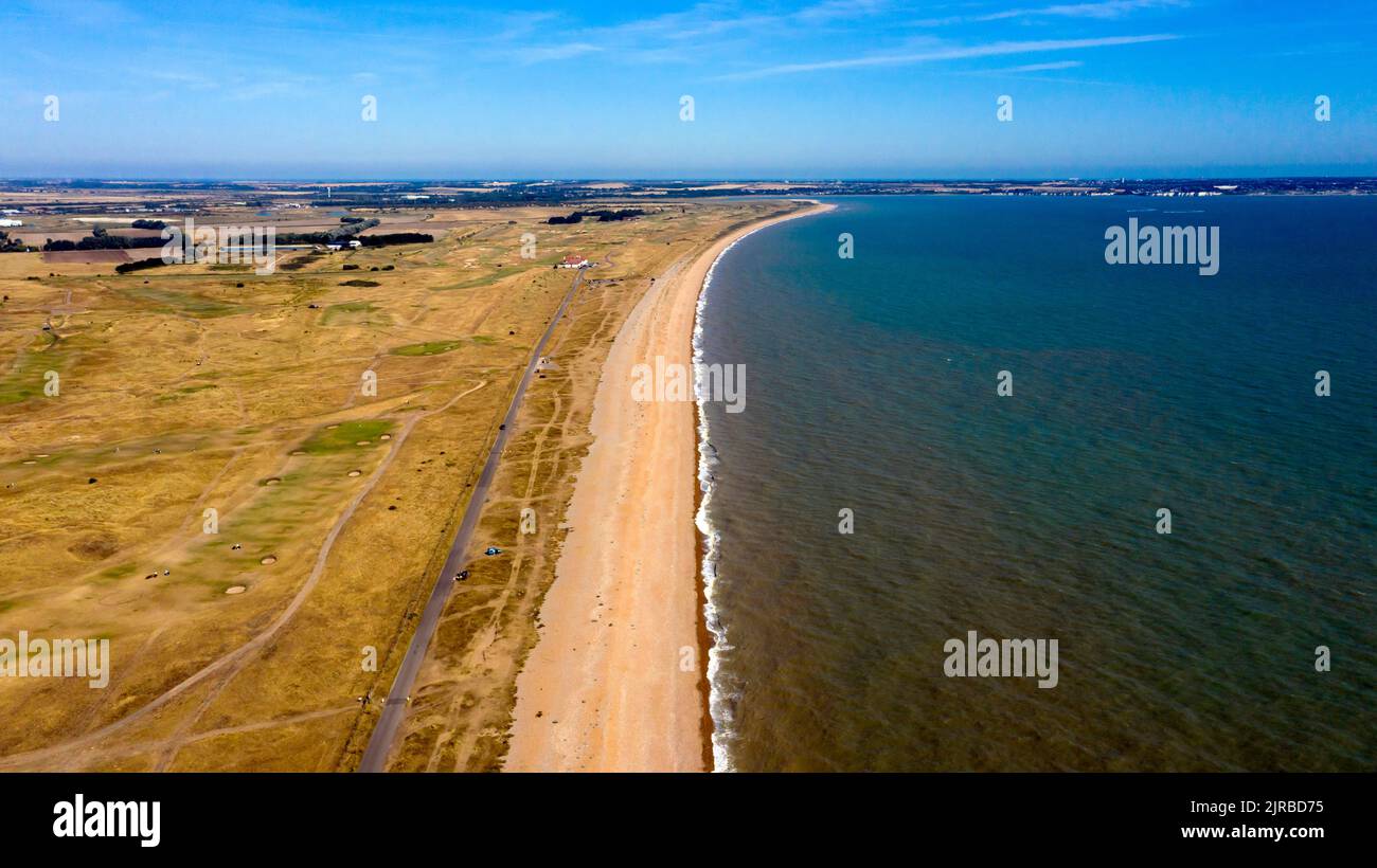 Luftaufnahme von Sandwich Bay und Royal St George's Golf Linx, mit Blick auf Pegwell Bay und die Mündung des Flusses Stour, Kent Stockfoto