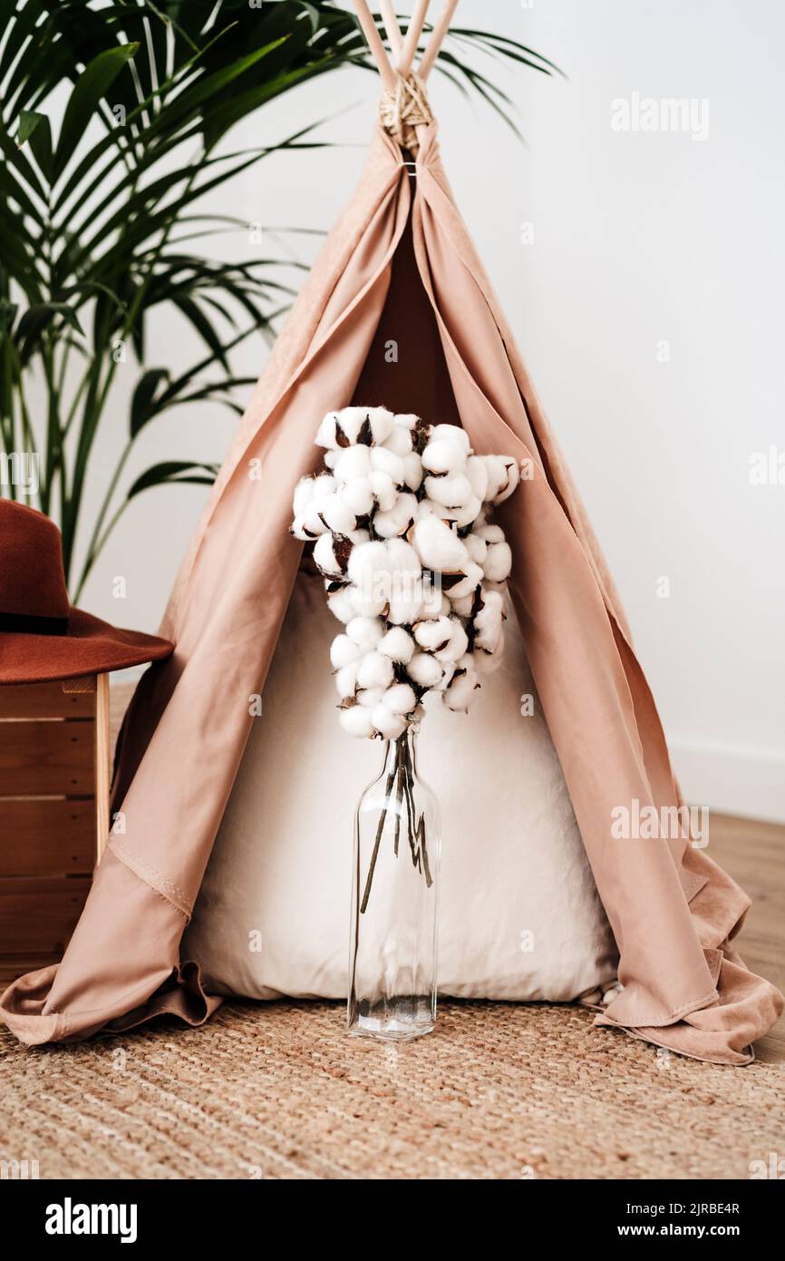 Baumwollknospen mit Boho-Dekoration zu Hause Stockfoto