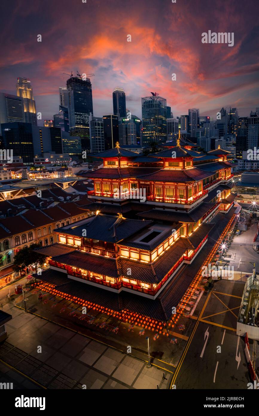 Singapur, Buddha Tooth Relic Temple und Museum in der Abenddämmerung Stockfoto